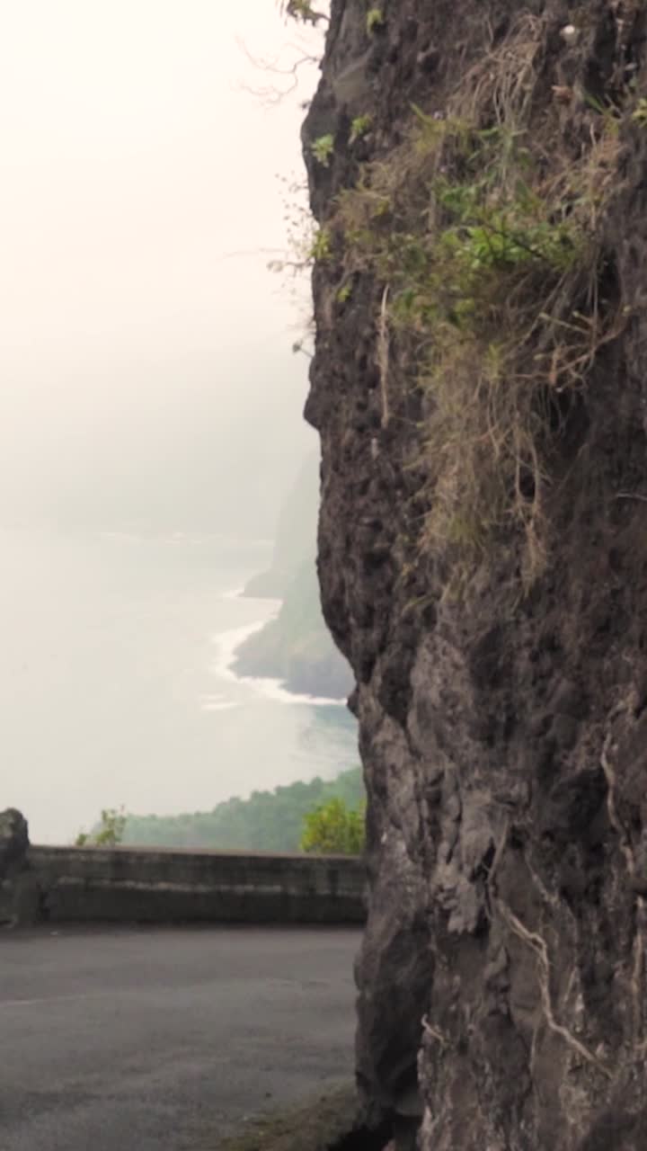 화산 풍경 을 가진 안개 가 가득 한 해안 도로