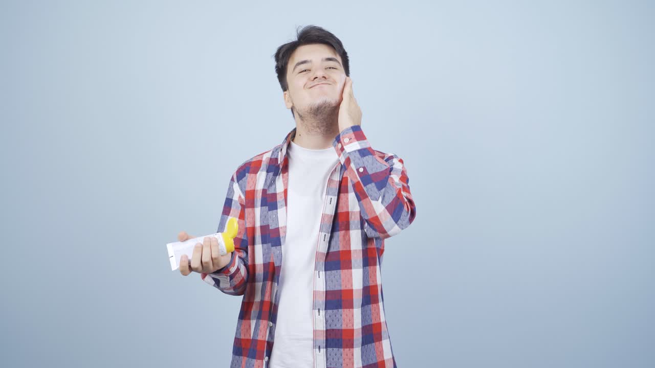 그 남자는 스스로를 돌보고, 잘 정비되어 있습니다.