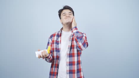 그 남자는 스스로를 돌보고, 잘 정비되어 있습니다.
