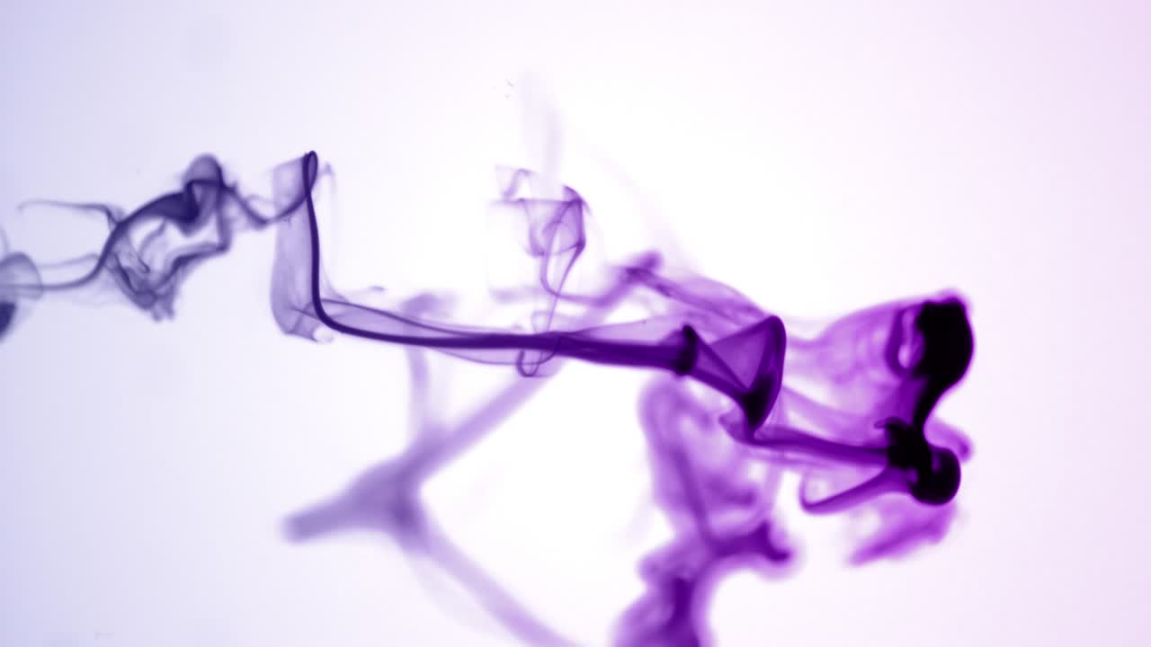 изолированное фиолетово-фиолетовое облако чернил в макро замедленном движении на белом фоне в рамке для вертикального видео