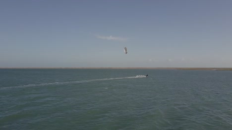 Drone-Siguiendo-Un-Cometa-En-Ilha-Do-Guajiru,-Brasil