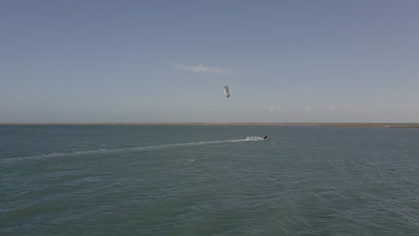 drone siguiendo un cometa en ilha do guajiru, brasil