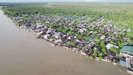 Toma-Aérea-Del-Río-Atrato-Y-Zonas-Residenciales-A-Sus-Orillas-En-Chocó,-Colombia.