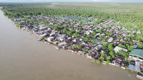 fotografía aérea del río atrato y las áreas residenciales en sus orillas en choco, colombia