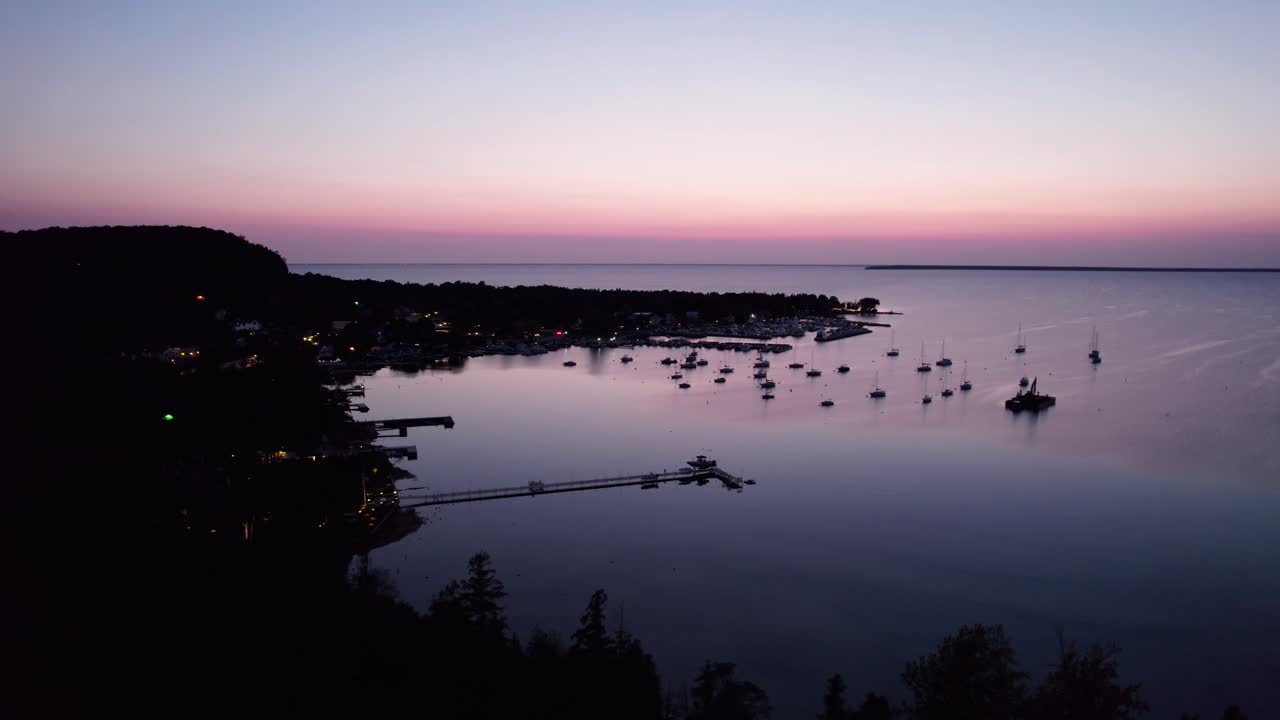 위스콘신 주 도어 카운티의 마리나의 야간 드론 촬영