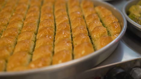increíble vista de la deliciosa baklava turca en gaziantep. imágenes de 4k en turquía