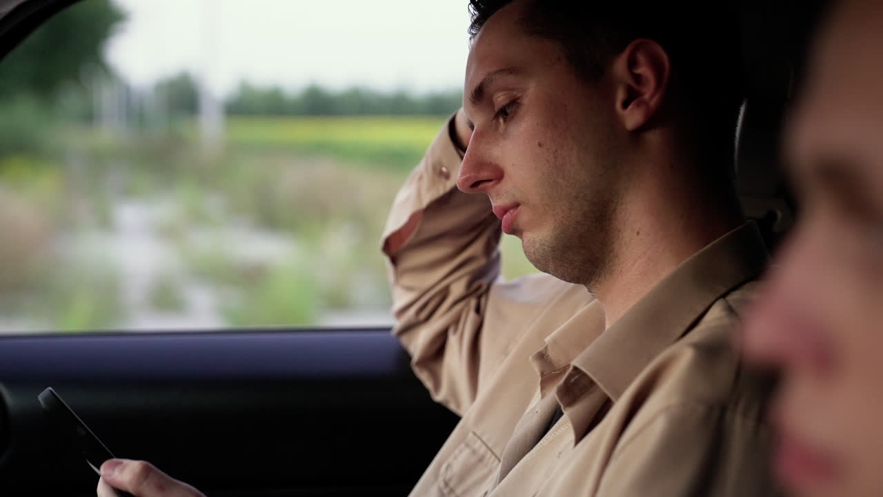 차량 안의 커플