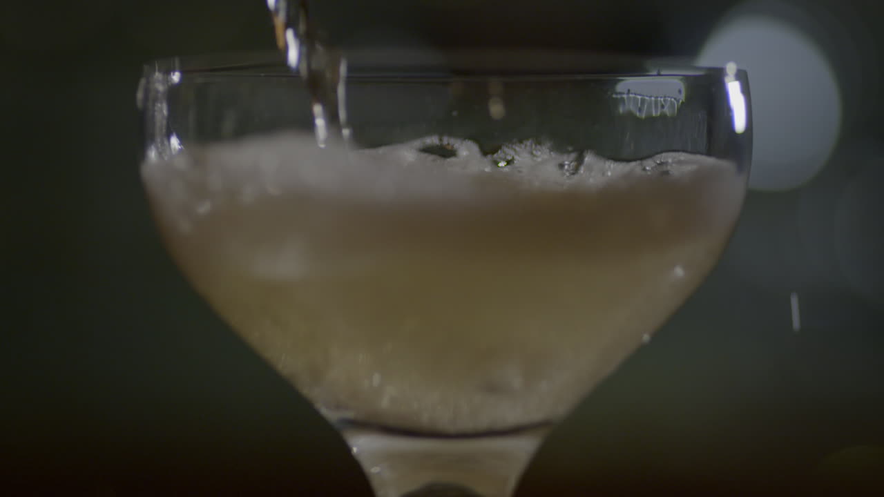 vierta el champán en copa coupé