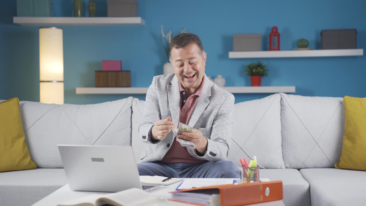 집에서 일하는 사무실 직원, 돈을 세는 남자, 재 ⁇ 고 재 ⁇ 습니다.