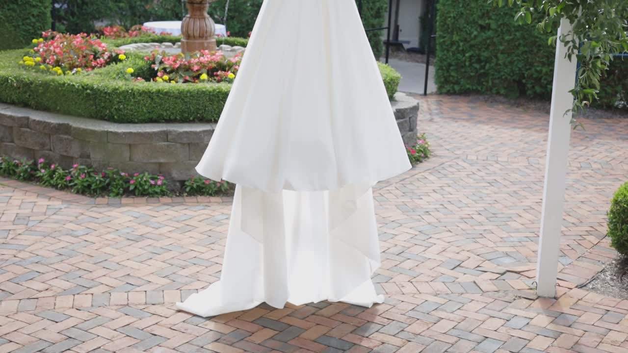 свадебное платье медленно раскрывается во время повешения