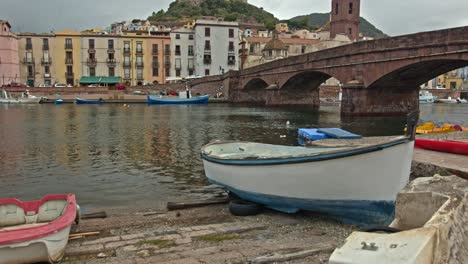 Ein-Spaziergang-Durch-Verlassene-Boote,-Aufsteigende-Laibung-Einer-Brücke-Und-Gebäude