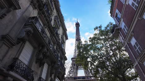 vista de la torre eiffel desde una calle parisina