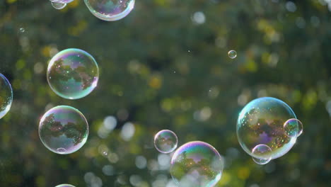 Toma-En-Cámara-Lenta-De-Brillantes-Pompas-De-Jabón-Ascendiendo-Lentamente-En-El-Parque