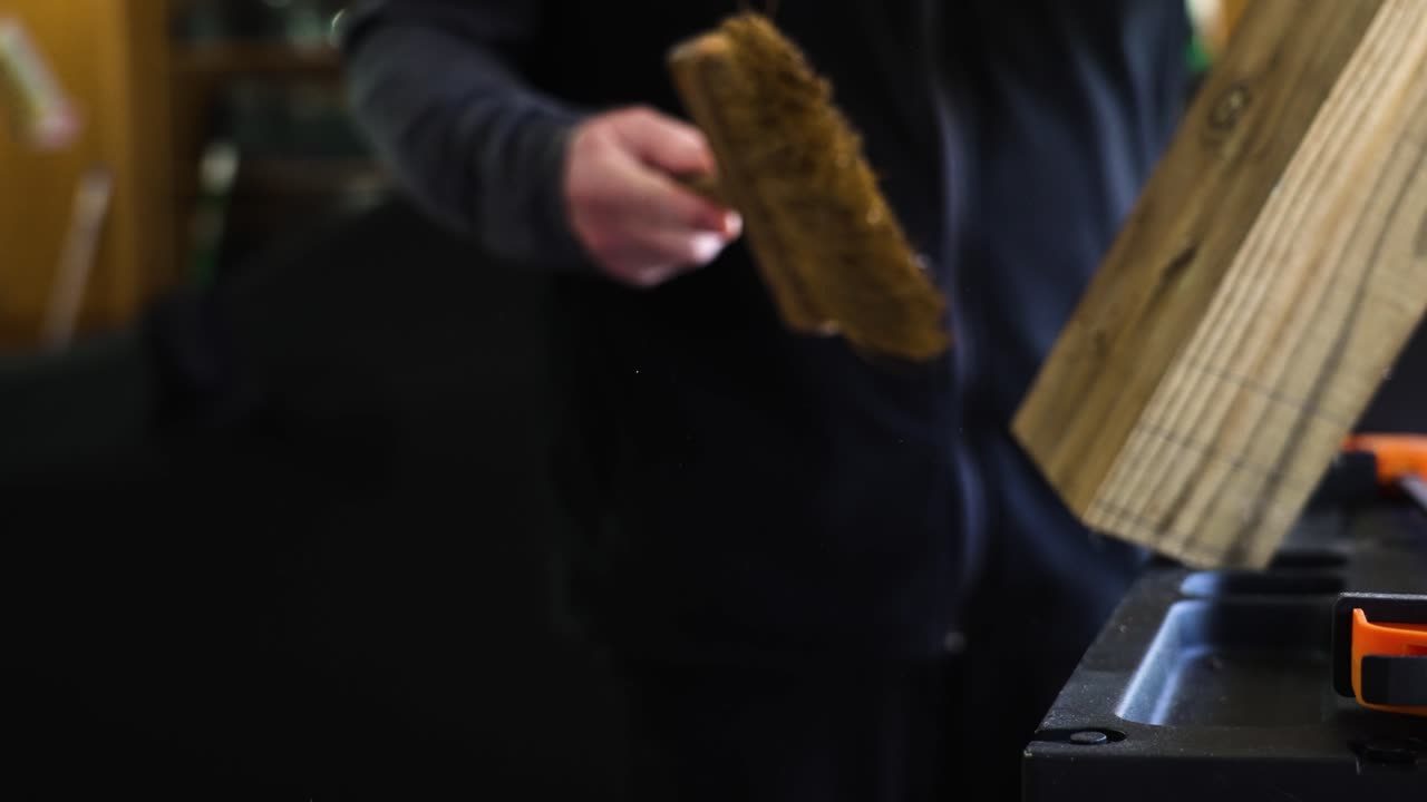 cepillando un poste de madera en cámara lenta