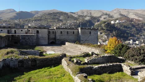 Festungstürme-Von-Gjirokaster,-Umgeben-Von-Bergen-Und-Alten-Steinhäusern