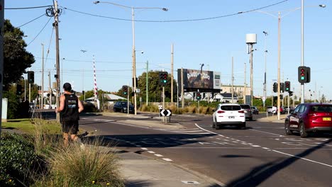 hombre corriendo junto al tráfico en melbourne, australia