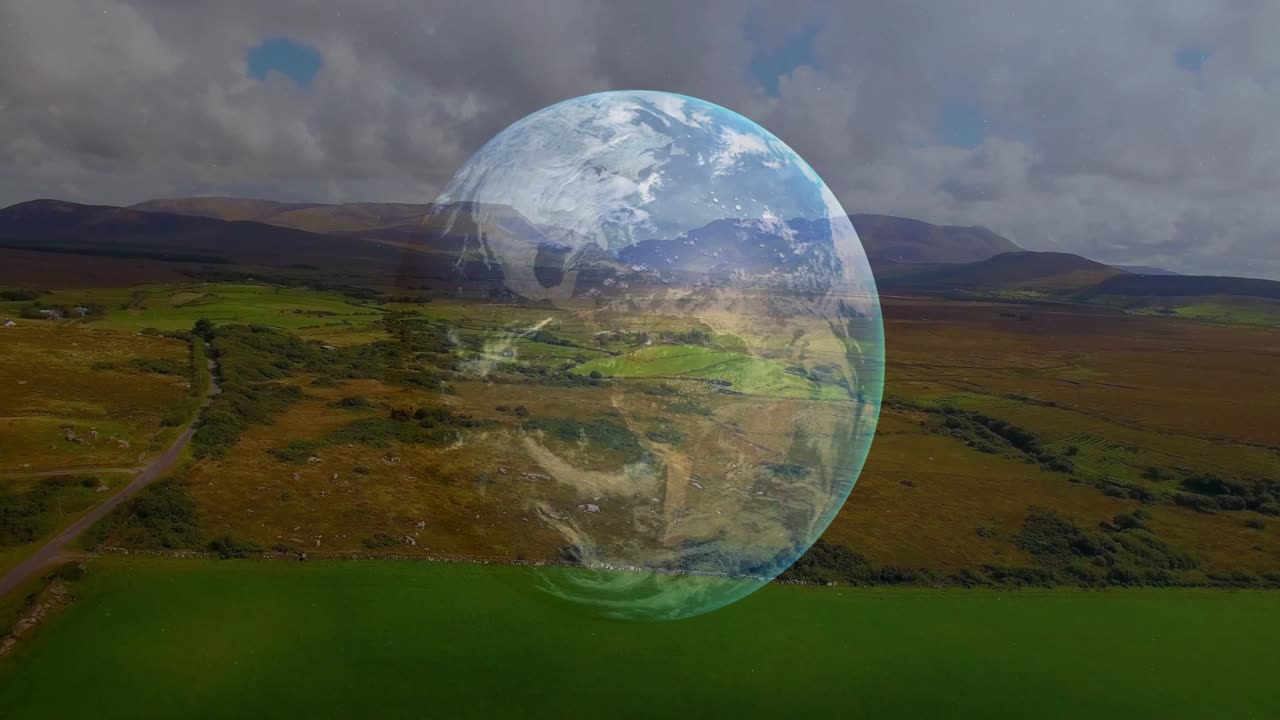 Globo tenue apareciendo sobre colinas rurales, enfocándose, girando, desplazándose a la derecha para mostrar una superposición global.