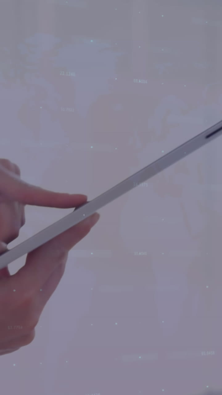 animación del reloj, estadísticas y procesamiento de datos sobre una mujer de negocios que usa una tableta