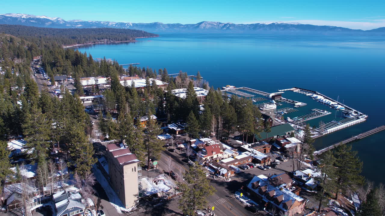 vista aérea de la marina de la ciudad de tahoe, casas frente al lago y agua azul del lago con montañas en el horizonte, california nevada estados unidos