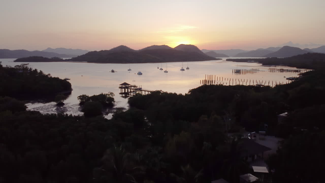 날아다니는 영화적인 공중 영상, 아래로 기울어, 보트와 함께 해가 지는 모습을 촬영, 바다와 산을 볼 수, 팔라완, 필리핀, 아시아, 드론