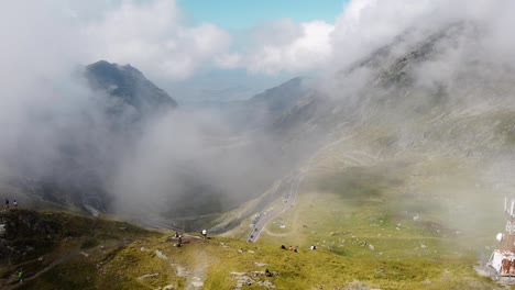 Hermoso-Camino-Sinuoso-En-El-Corazón-De-Las-Montañas-De-Los-Cárpatos,-Capturado-Con-Un-Dron