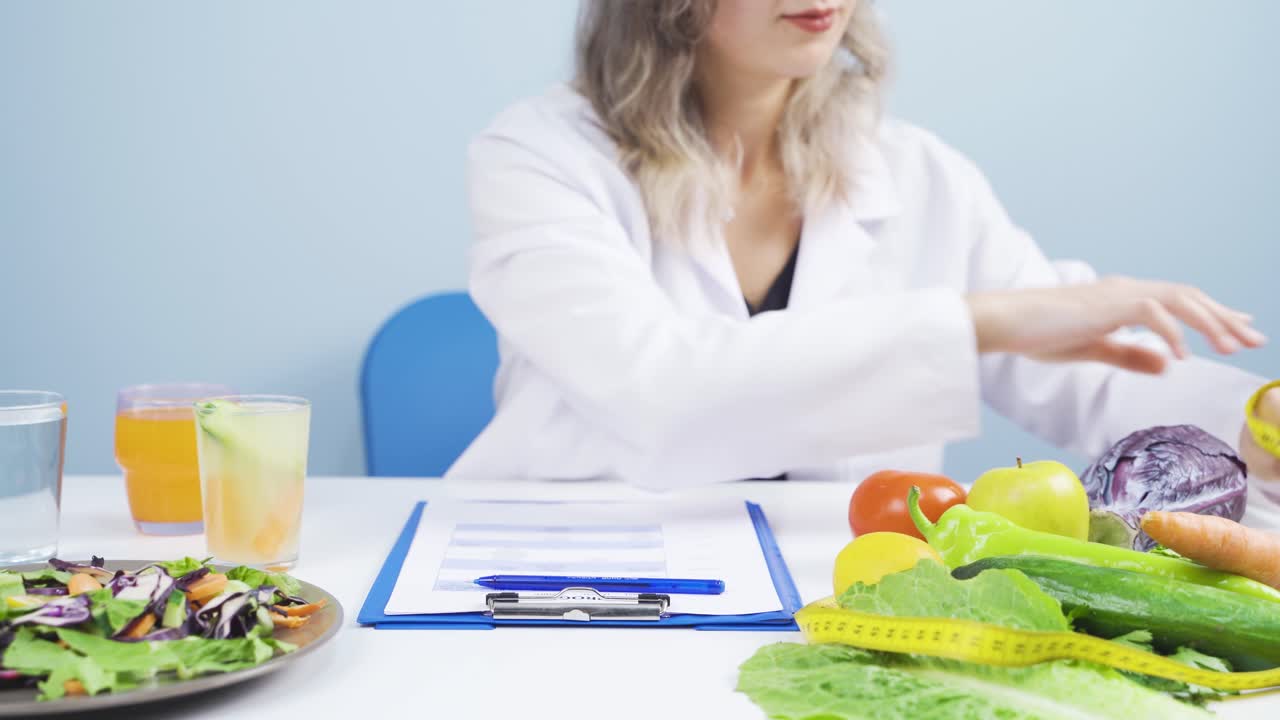 el dietista dejando la cinta métrica cerca de las verduras. comer sano.