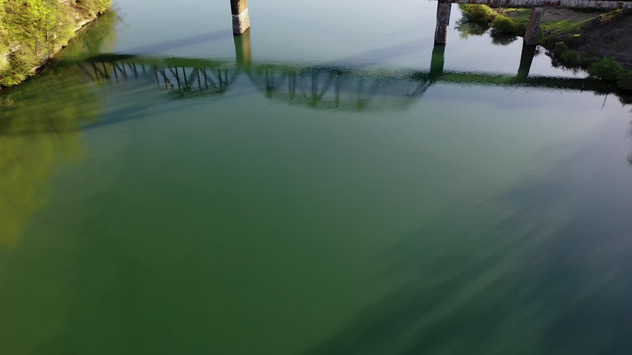 테네시주 오크리지에 있는 멜튼 호수 위의 철교