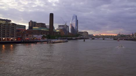 Puesta-De-Sol-De-Londres-En-El-Río-Támesis-Con-La-Arquitectura-De-La-Galería-De-Arte-Moderno-Tate,-Un-Rascacielos-Blackfriars-Y-El-Puente-Millenium