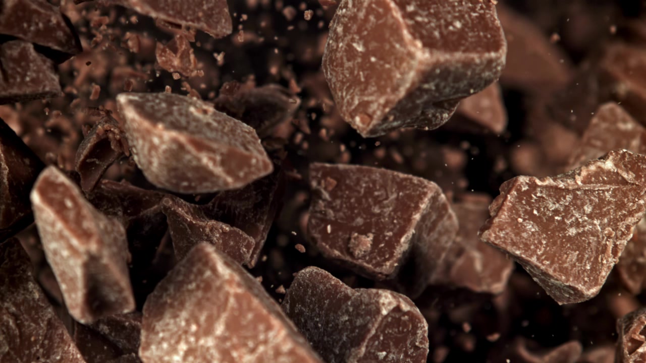 Deliziosi pezzi di cioccolato che cadono in super slow motion