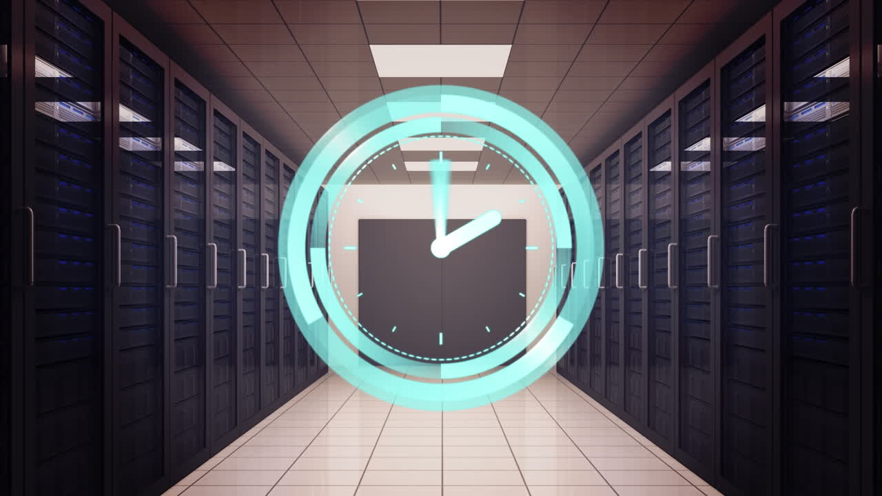animación del reloj moviéndose rápidamente sobre los servidores de la computadora en la sala de tecnología