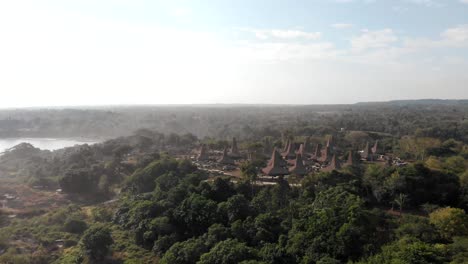 Pueblo-Tradicional-En-Sumba--indonesia,-Vista-De-Drones-Sobrevolando