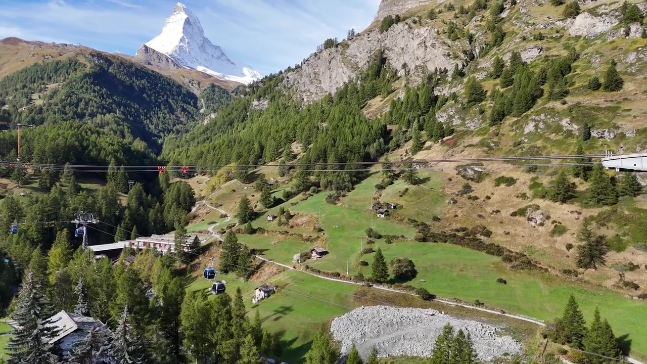 Upeat hiihtohissit ja Matterhorn nähtävissä Zermattista, Sveitsistä.