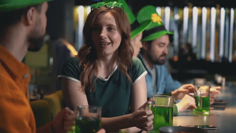 Retrato-De-Una-Mujer-Joven-Y-Sonriente-Hablando-Con-Una-Jarra-De-Cerveza