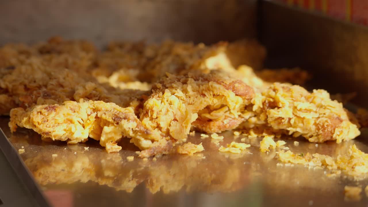Bhajia croccanti fritti posti su un vassoio presso una bancarella di street food, che mostra la preparazione di uno snack tradizionale, street food locale, prodotti pronti da mangiare, scena di cibo quotidiano al mercato.
