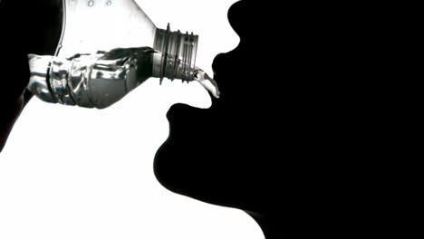 Silhouette-Einer-Frau,-Die-Aus-Einer-Flasche-Trinkt