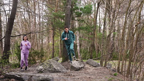 pareja corriendo en el bosque