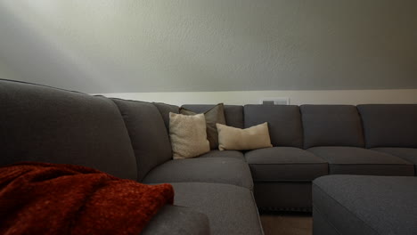 Graue-Couch-Im-Zusätzlichen-Wohnzimmer-Loft-Mit-Kissen-Und-Decke,-Aufenthaltsbereich,-Loungebereich