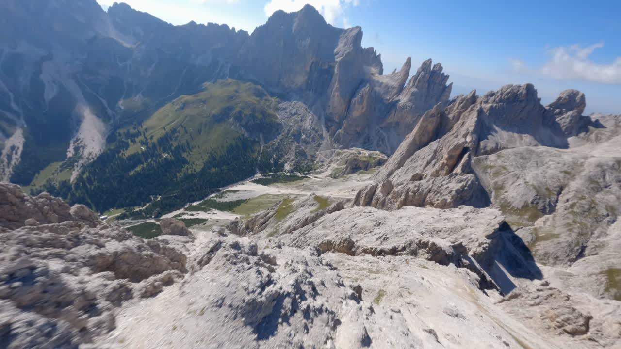 picos de montañas rocosas en la temporada de verano, dolomitas en italia
