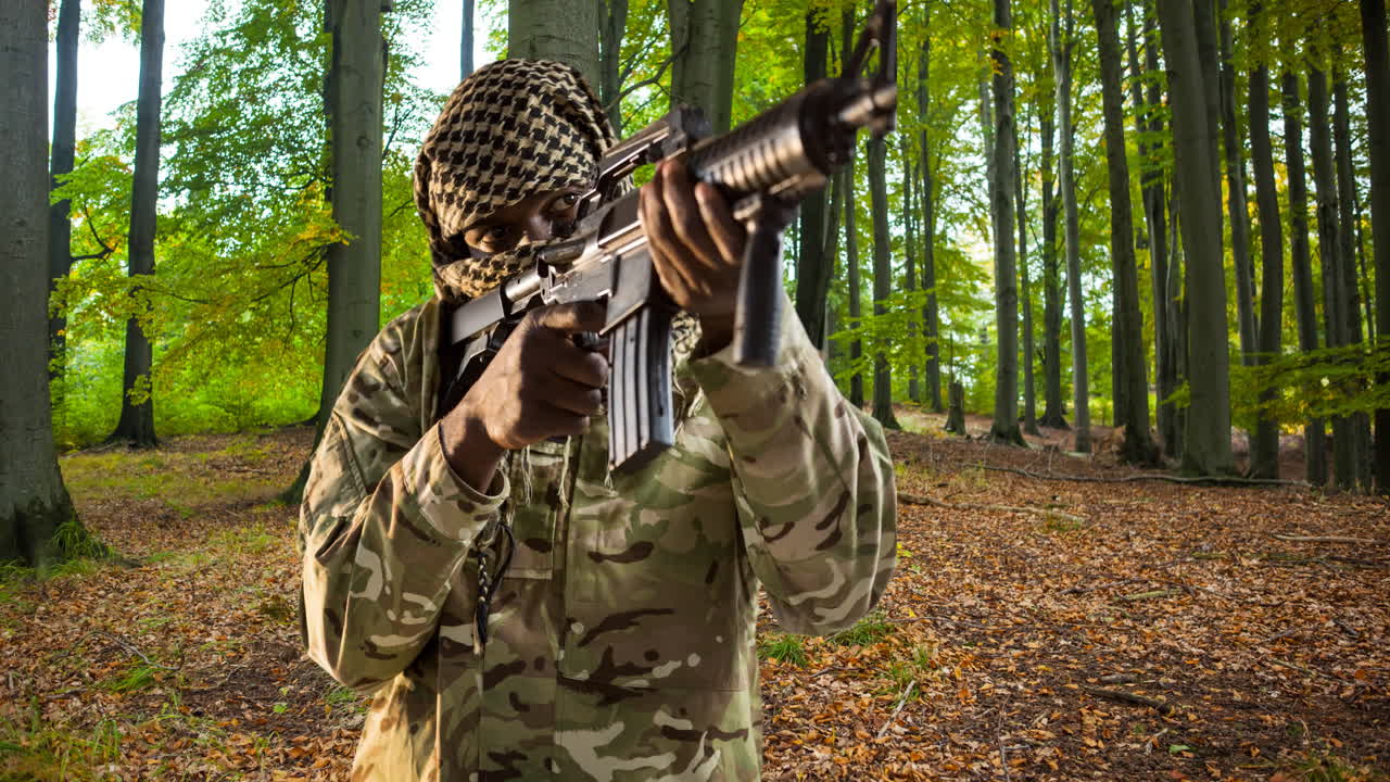 Animasjon av afroamerikansk mannlig soldat over skog