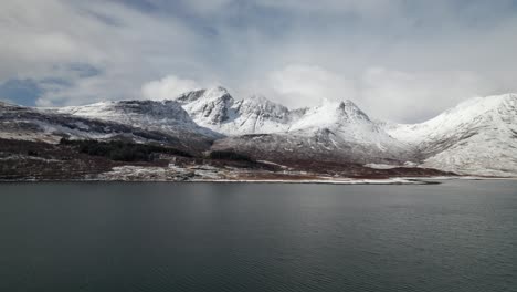 Drone-Dolley-Disparó-Sobre-Loch-Slapin-Of-The-High-Bla-Bheinn-En-Invierno-En-Escocia