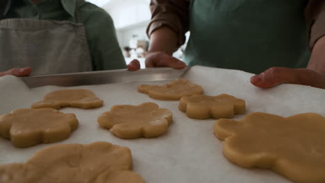 Oma-Und-Mädchen-Backen