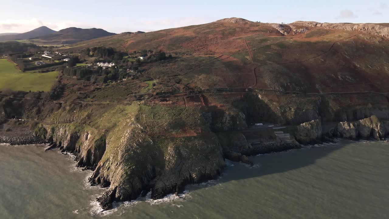 toma de un dron de un acantilado en wiclow, irlanda