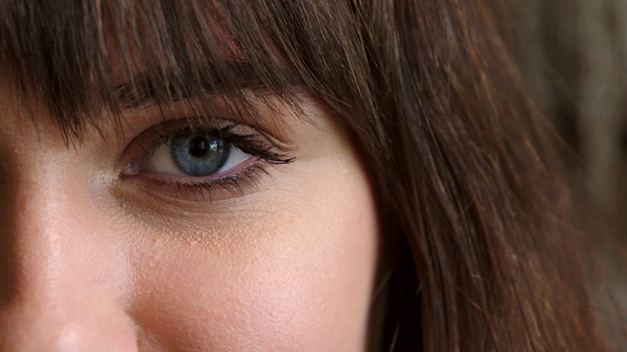 강렬 한 시선 이  ⁇ 박이는 여자 의 초상화