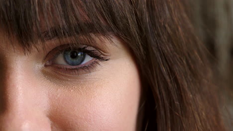retrato de una mujer con una mirada intensa parpadeando
