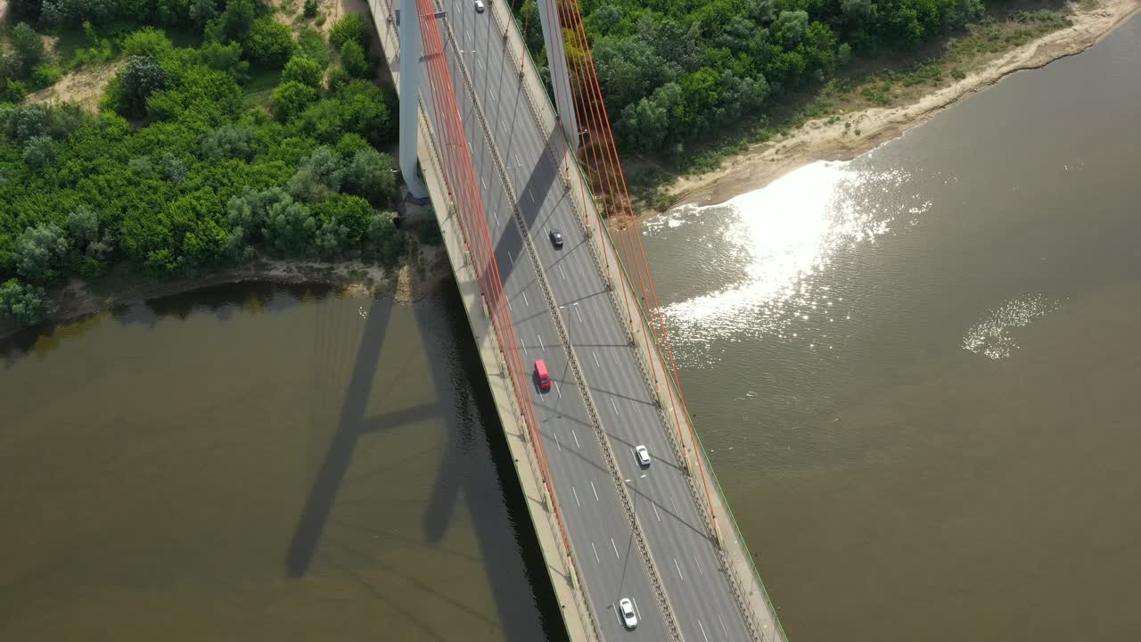 아스팔트 도로가 있는 콘크리트 다리의 무인 항공기 또는 큰 강을 가로지르는 고속도로, 도시 교통, 도시 교통, 톤