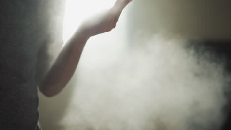전투기는 체육관에서 손바닥을 건조시키기 위해 크 파우더를 사용합니다. 젊은 권투 선수는 무술 클럽에서 크로 손 을 방지합니다. 느린 동작.