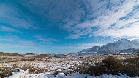 lapso de tiempo de delgadas nubes onduladas bajo cielos azules sobre el paisaje invernal de torres del paine