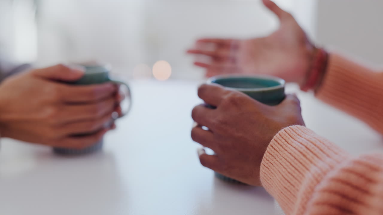커피, 대화, 여성들의 손을 함께