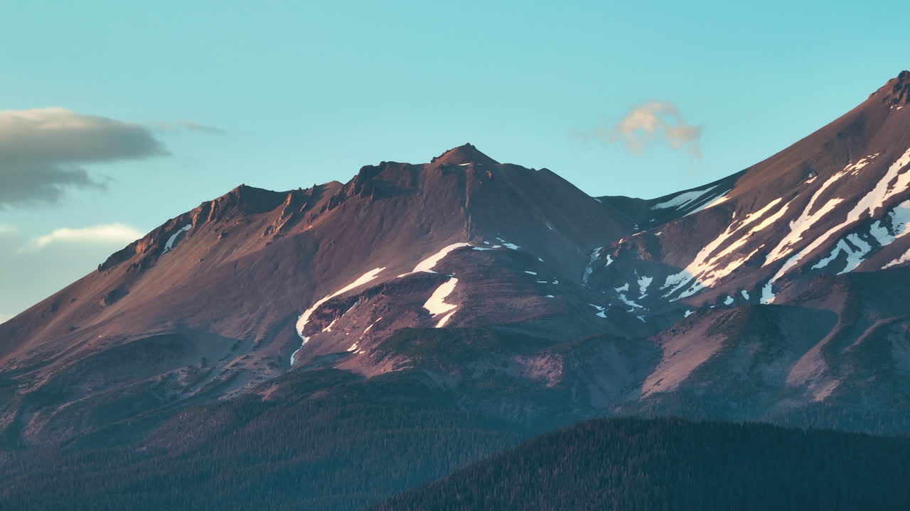 Televalokuva dronella otettuna lumisesta Mount Hood -vuoresta, auringonlasku Oregonissa, Yhdysvalloissa