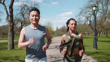 Gente-Corriendo-En-El-Parque